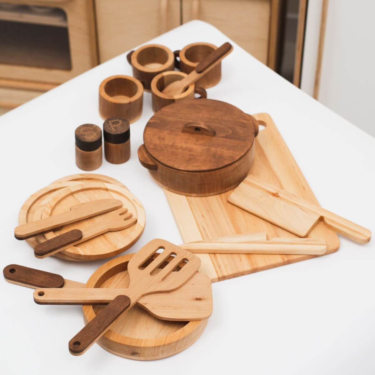 children play dishes