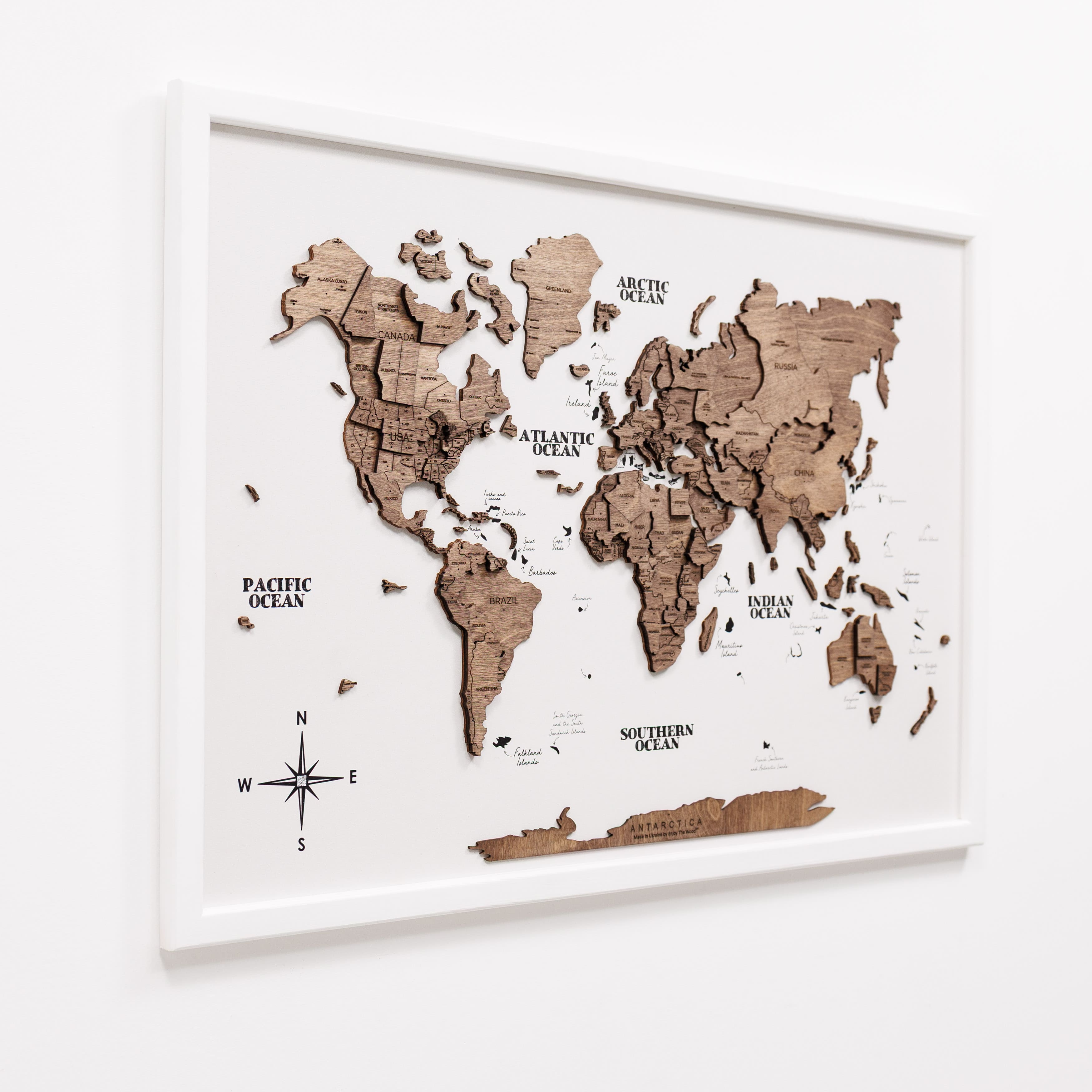 walnut panel weltkarten