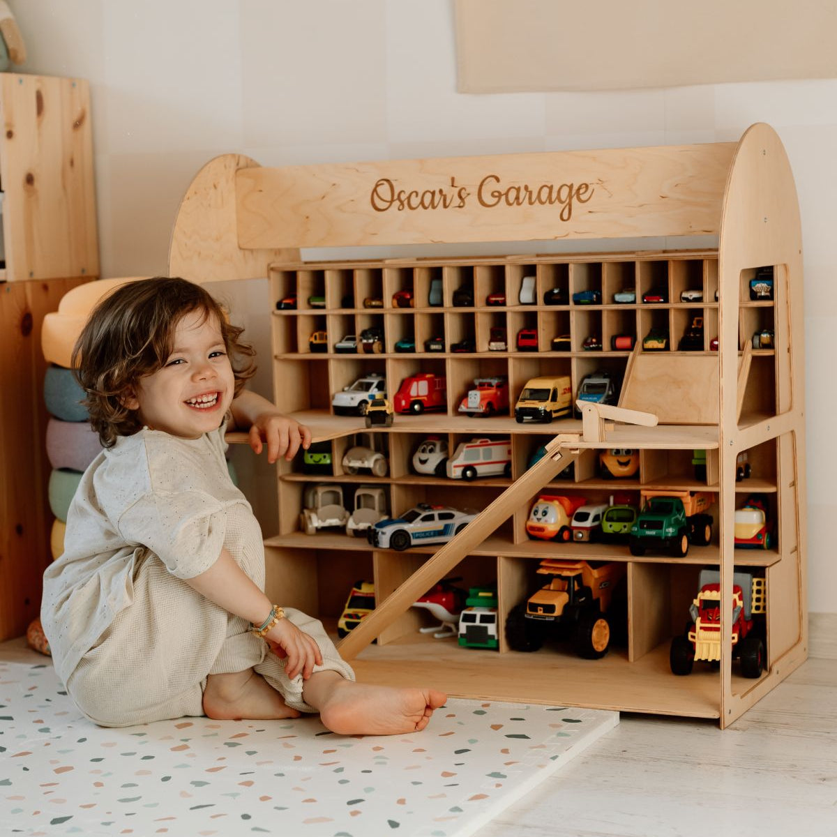 Spielzeug-Auto-Garage mit Aufbewahrung