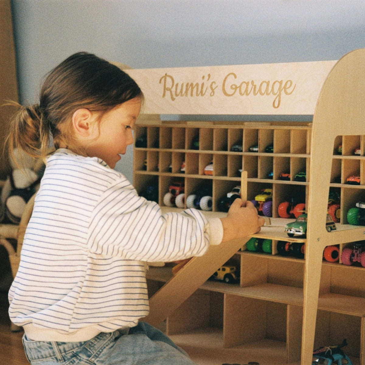 Holz-Parkgarage für Kinder - Schokolade