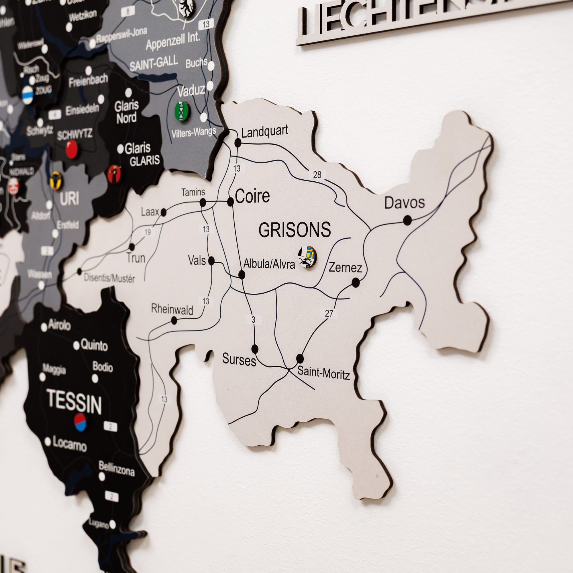 Map of Switzerland with cantonal borders on a white background