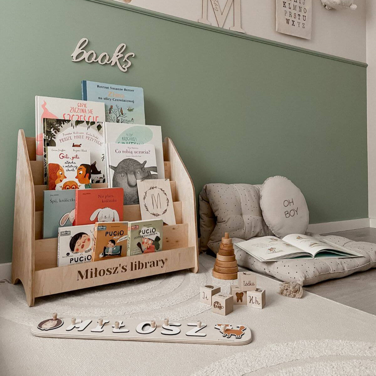 toddlers  bookshelf 