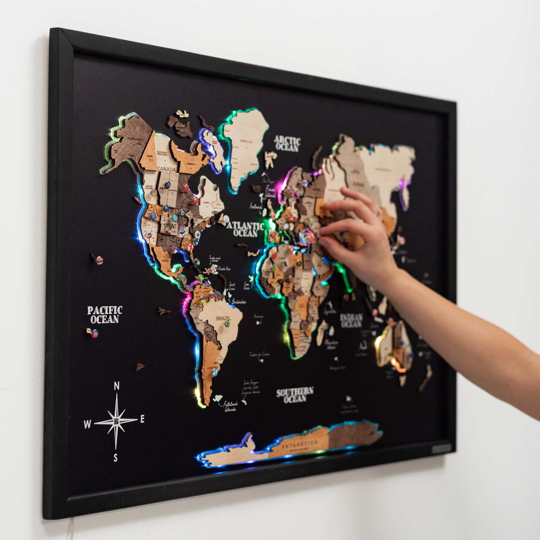 Weltkarte auf Platte LED 2.0 – Multicolor