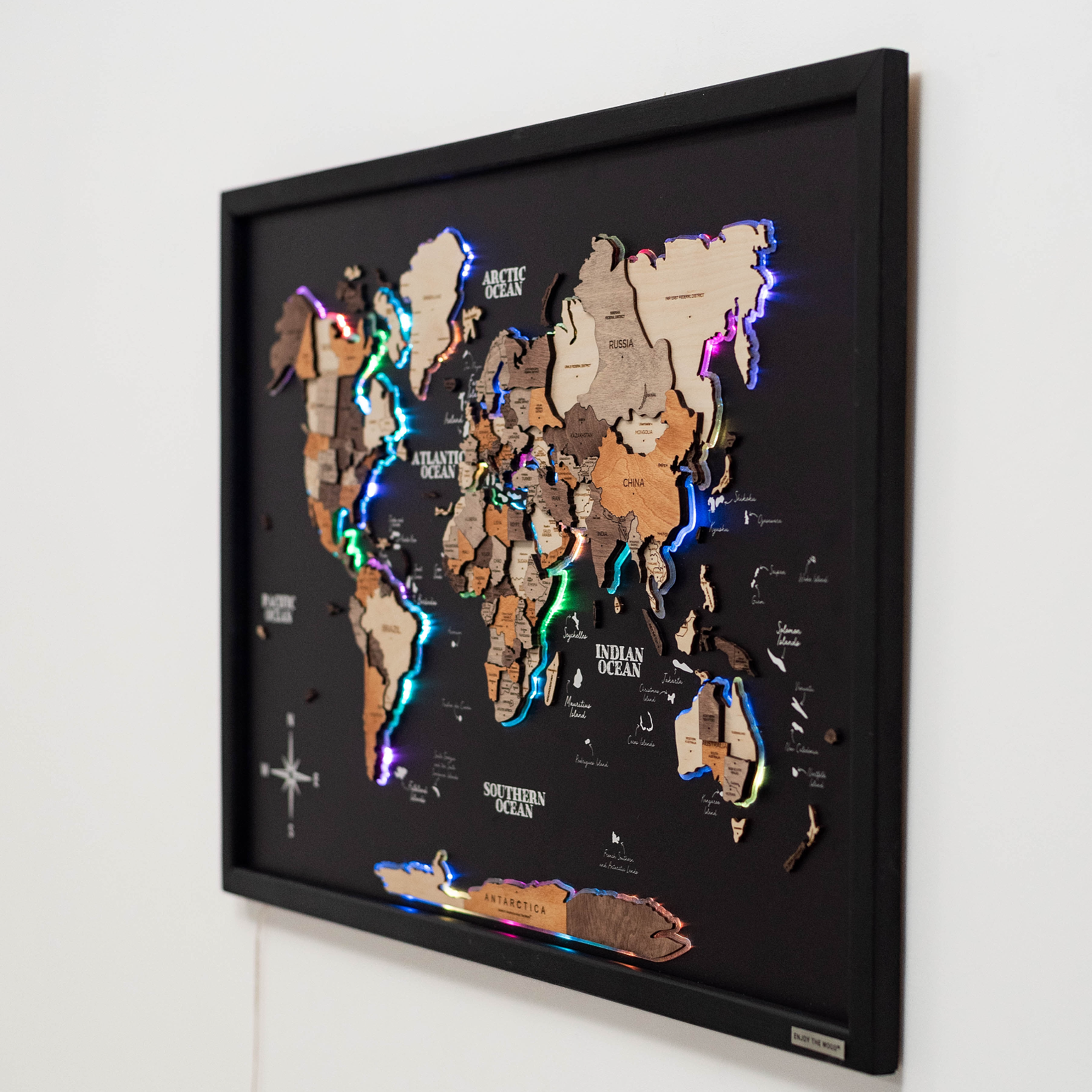 Weltkarte auf Platte LED 2.0 – Multicolor