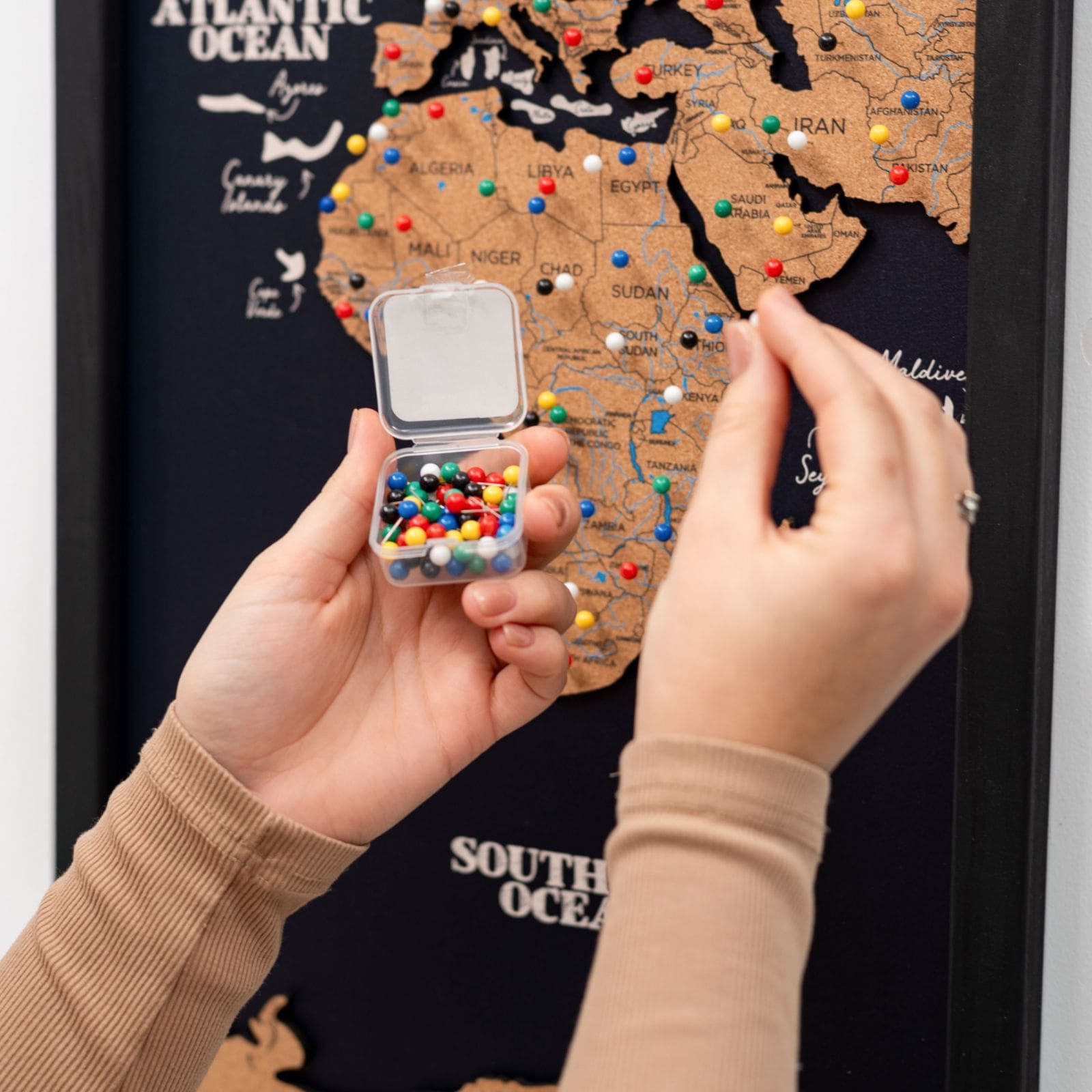 Kork-Weltkarte Triptychon – Schwarz